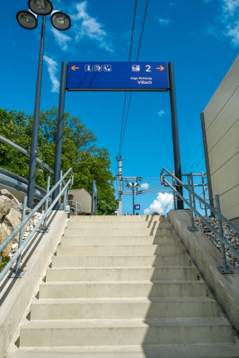 Foto Stiege als Bahnsteigzugang